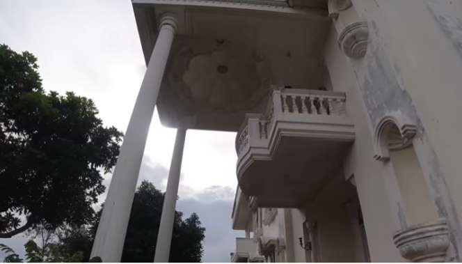 Rumah Mewah yang Dijuluki `Istana Putih` Ini Dijual Seharga Rp20 Miliar, Kini Terbengkalai Sisakan Aura Mencekam