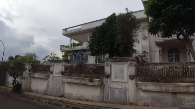 Rumah Mewah yang Dijuluki `Istana Putih` Ini Dijual Seharga Rp20 Miliar, Kini Terbengkalai Sisakan Aura Mencekam