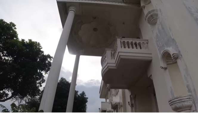 Rumah Mewah yang Dijuluki `Istana Putih` Ini Dijual Seharga Rp20 Miliar, Kini Terbengkalai Sisakan Aura Mencekam