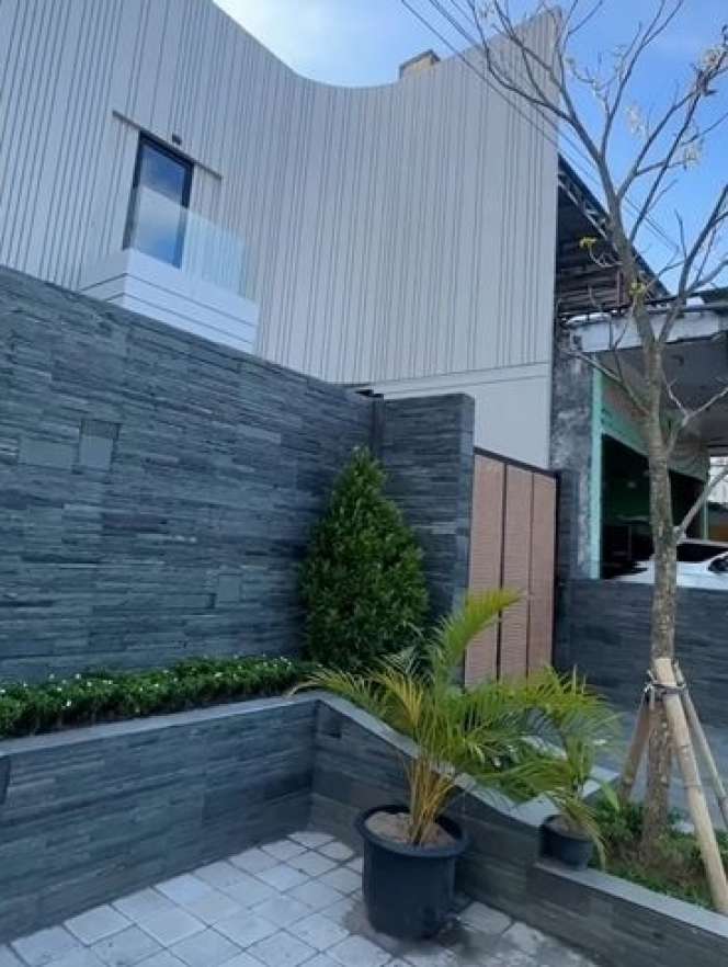 10 Adu Mewah Rumah Denny Caknan VS Cak Sodiq, Duel Raja Dangdut Koplo, Satunya Bak Istana `Emas`!