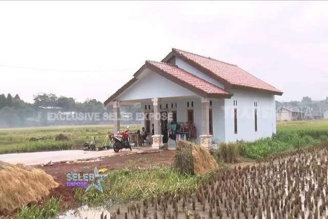 10 Potret Rumah Artis di Tengah Sawah, Terakhir Bak Istana di Kelilingi Persawahan, Surga Banget! 