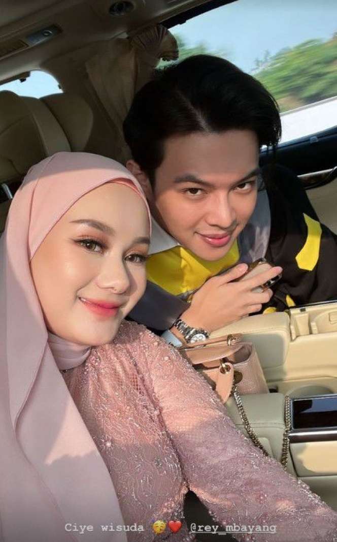 Potret Rey Mbayang saat Wisuda S1, Bikin Heboh Nyanyikan Lagu Untuk Dinda Hauw