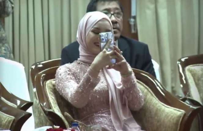 Potret Rey Mbayang saat Wisuda S1, Bikin Heboh Nyanyikan Lagu Untuk Dinda Hauw