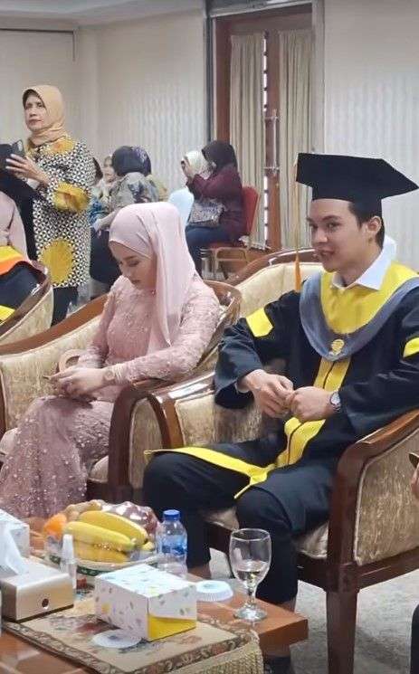 Potret Rey Mbayang saat Wisuda S1, Bikin Heboh Nyanyikan Lagu Untuk Dinda Hauw