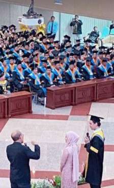 Potret Rey Mbayang saat Wisuda S1, Bikin Heboh Nyanyikan Lagu Untuk Dinda Hauw