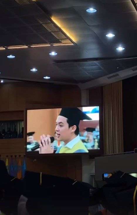 Potret Rey Mbayang saat Wisuda S1, Bikin Heboh Nyanyikan Lagu Untuk Dinda Hauw