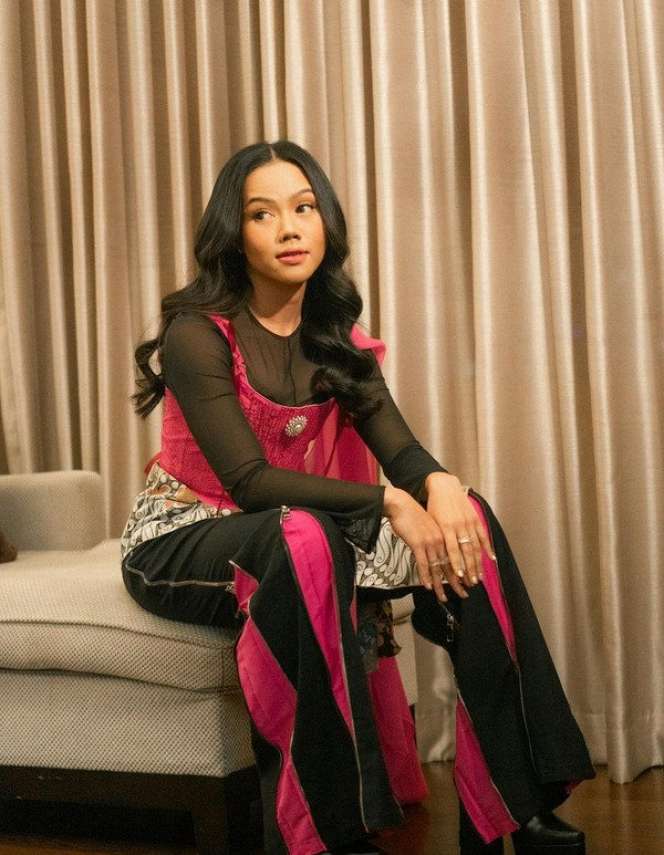 Potret Yura Yunita Tampil ala Barbie Sunda