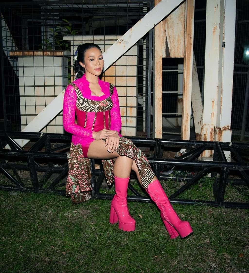 Potret Yura Yunita Tampil ala Barbie Sunda