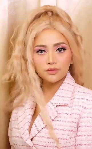 Gaya Centil Rachel Vennya Cosplay Jadi Barbie Janda Pirang