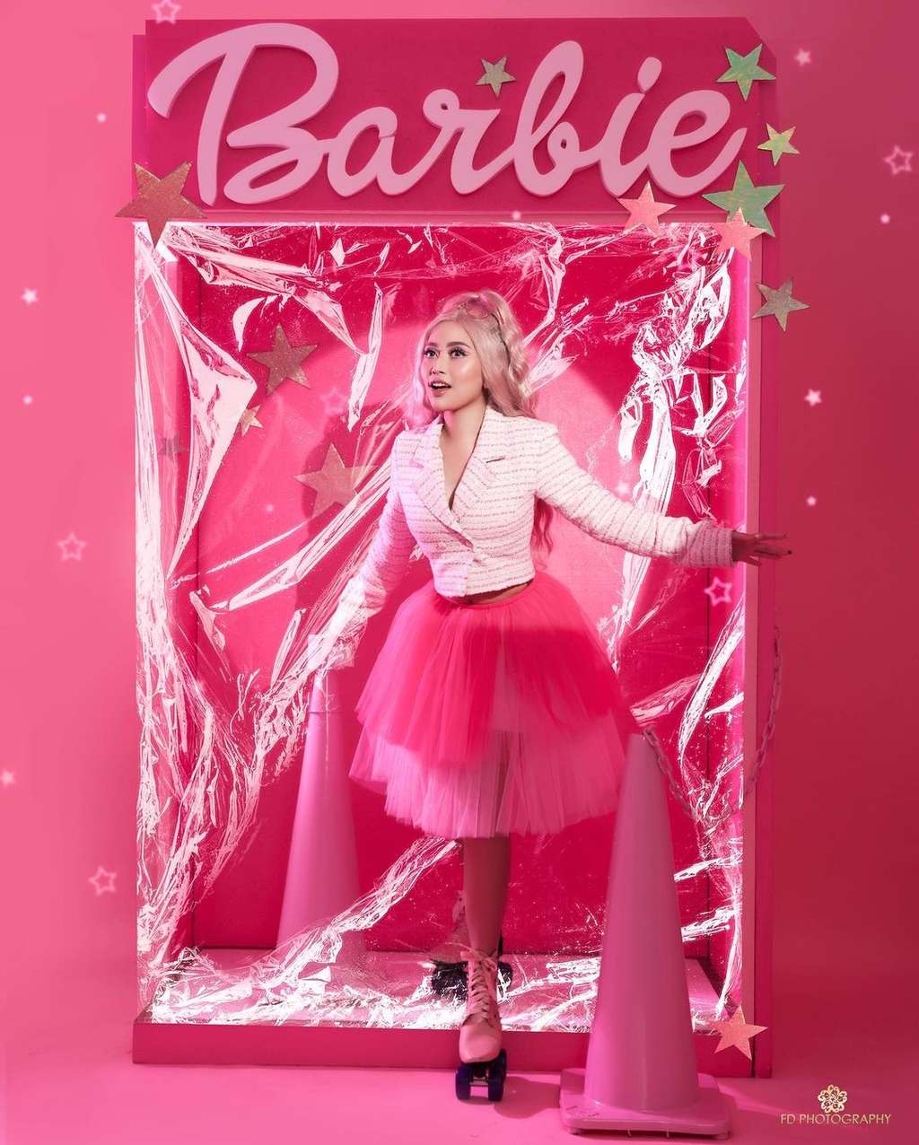 Gaya Centil Rachel Vennya Cosplay Jadi Barbie Janda Pirang