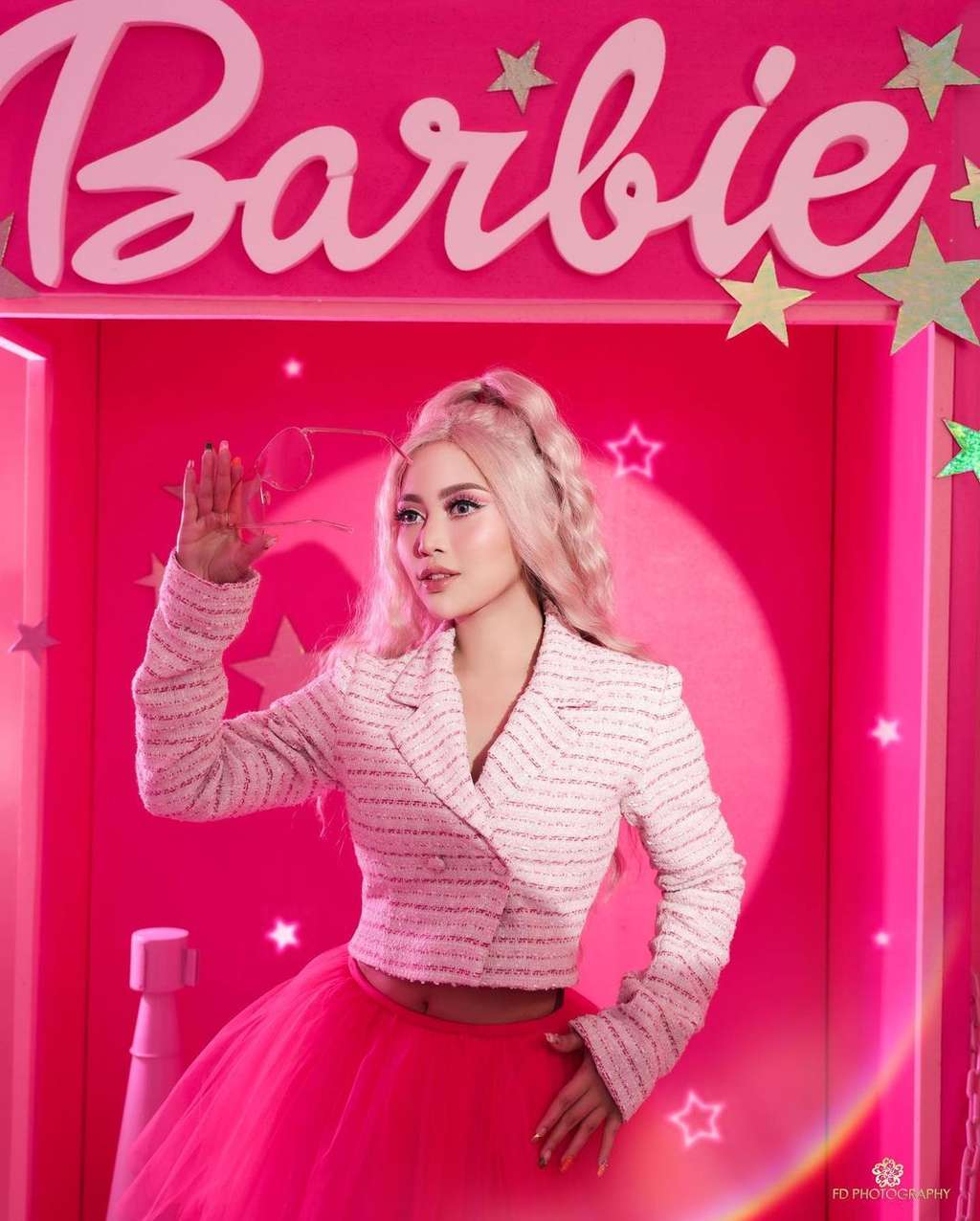 Gaya Centil Rachel Vennya Cosplay Jadi Barbie Janda Pirang
