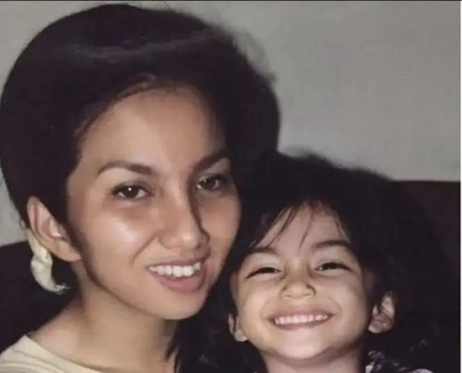 10 Potret Lawas Ibu Artis Saat Usia 20-an, Rieta Amalia Ternyata Penyanyi Rock, Gayanya Gaul Abis!