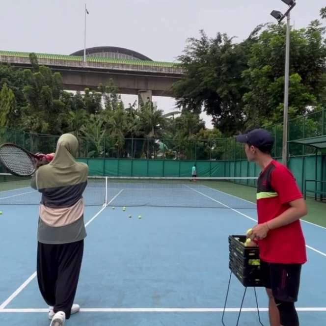 Outfit Natasha Rizky Saat Main Tenis Jadi Sorotan