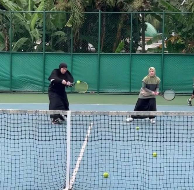 Outfit Natasha Rizky Saat Main Tenis Jadi Sorotan