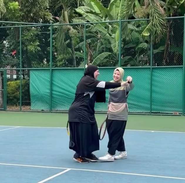 Outfit Natasha Rizky Saat Main Tenis Jadi Sorotan