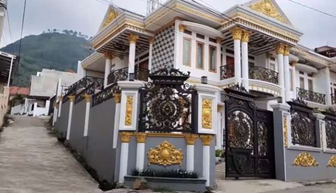 Potret Kampung Sultan Viral di Garut, Dipenuhi Rumah Super Mewah, Ternyata Ini Pekerjaan Warganya…