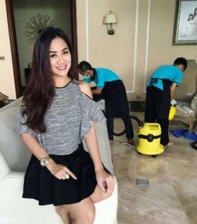Ada Koleksi Unik Dalam Lemari, Ini Potret Rumah Tante Ernie `Pemersatu Bangsa` yang Sempat Hilang Tanpa Kabar Kini Gugat Cerai Suami