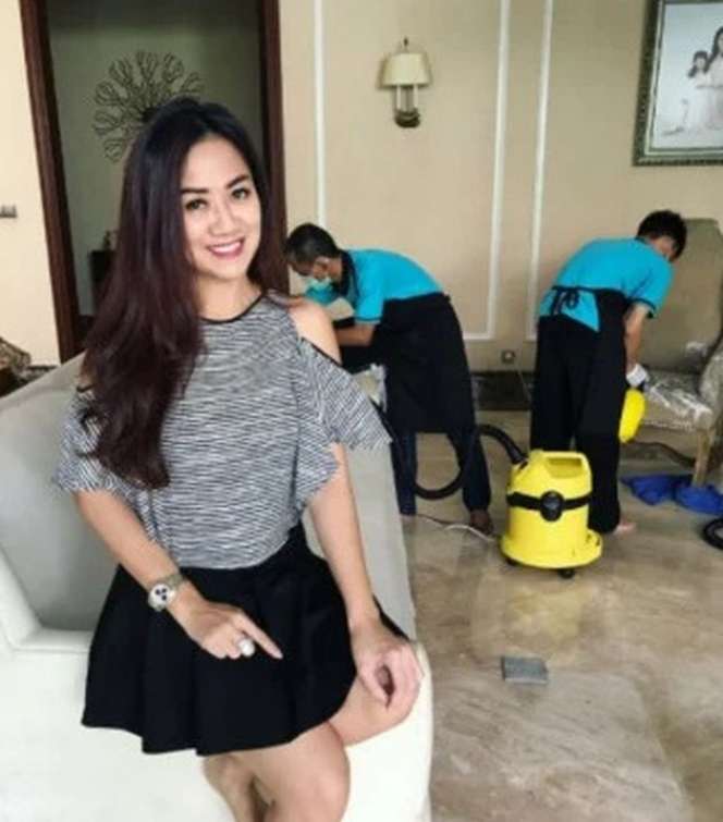Ada Koleksi Unik Dalam Lemari, Ini Potret Rumah Tante Ernie `Pemersatu Bangsa` yang Sempat Hilang Tanpa Kabar Kini Gugat Cerai Suami