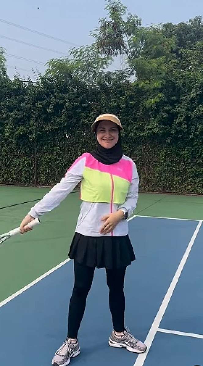 Gaya Irish Bella Saat Main Tenis, Pakai Legging dan Rok