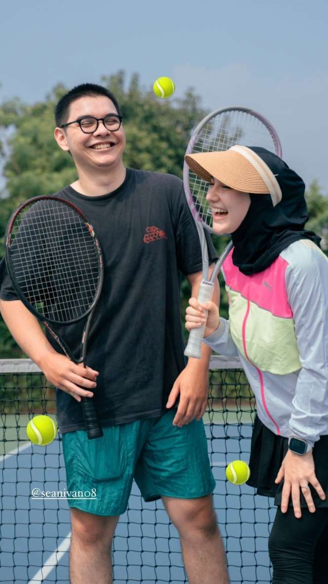 Gaya Irish Bella Saat Main Tenis, Pakai Legging dan Rok