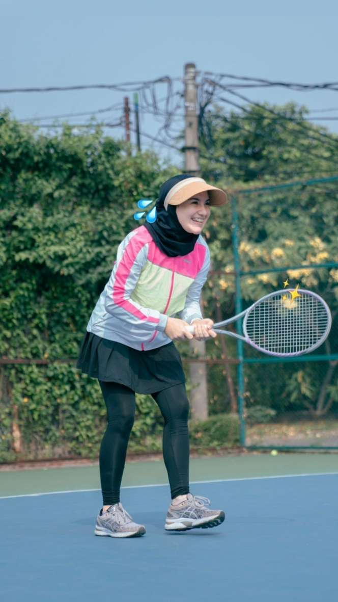 Gaya Irish Bella Saat Main Tenis, Pakai Legging dan Rok