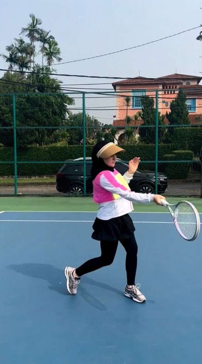 Gaya Irish Bella Saat Main Tenis, Pakai Legging dan Rok