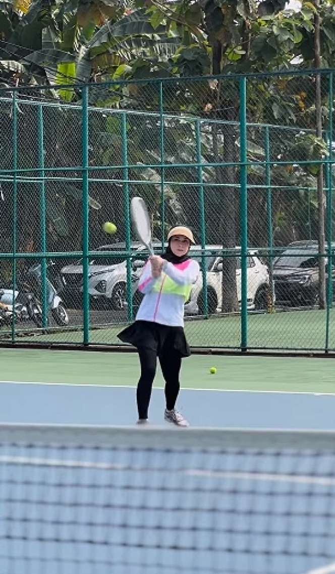 Gaya Irish Bella Saat Main Tenis, Pakai Legging dan Rok
