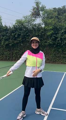 Gaya Irish Bella Saat Main Tenis, Pakai Legging dan Rok