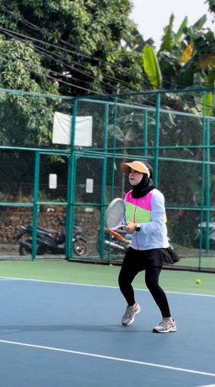 Gaya Irish Bella Saat Main Tenis, Pakai Legging dan Rok