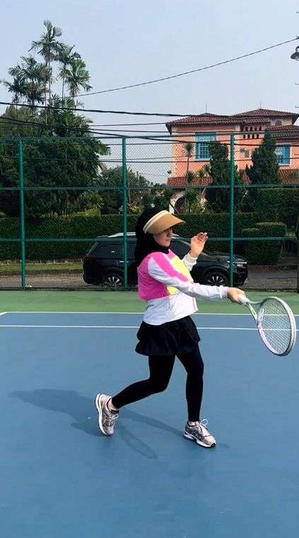 Gaya Irish Bella Saat Main Tenis, Pakai Legging dan Rok