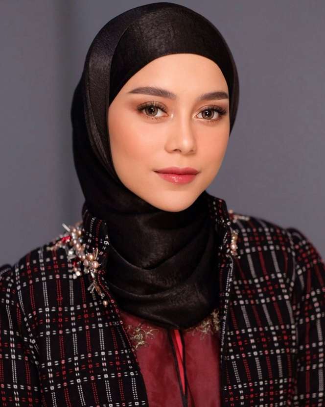 Dikenal Tajir Melintir, Deretan Artis Cantik Ini Tak Gengsi Jualan di TikTok, Ada yang Capai Ratusan Juta Dalam Semalam