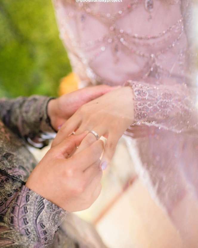Potret Pertunangan Putri Isnari DA, Sosok Sang Suami Jadi Sorotan Beri Uang Panai Rp2 M