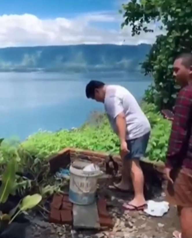 Viral Rumah Sederhana Pemandangannya Bak Resort Mewah, Dikelilingi Danau & Pegunungan, Lihat Potretnya Bak di Surga