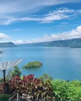 Viral Rumah Sederhana Pemandangannya Bak Resort Mewah, Dikelilingi Danau & Pegunungan, Lihat Potretnya Bak di Surga