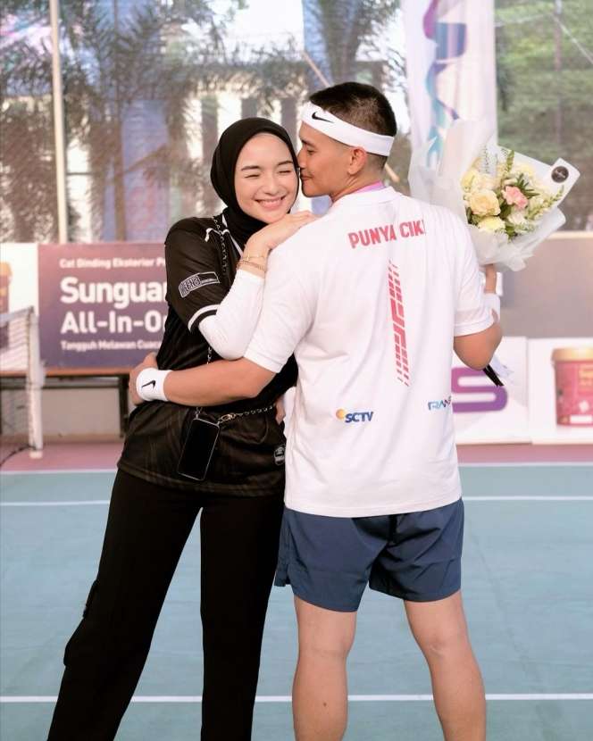 Bucin Banget! Potret Rezky Aditya Pakai Baju 'Punya Ciki'