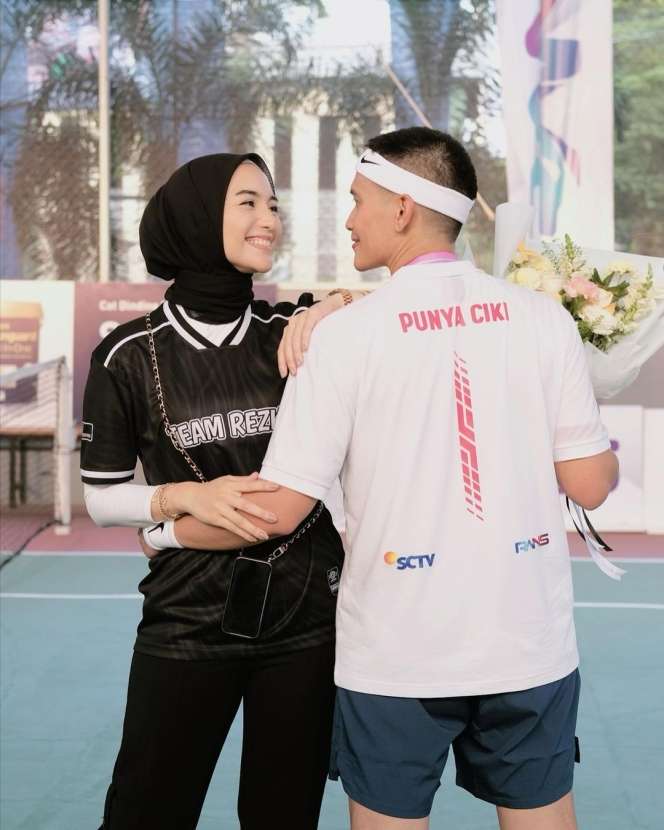 Bucin Banget! Potret Rezky Aditya Pakai Baju 'Punya Ciki'