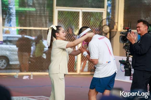 Bucin Banget! Potret Rezky Aditya Pakai Baju 'Punya Ciki'