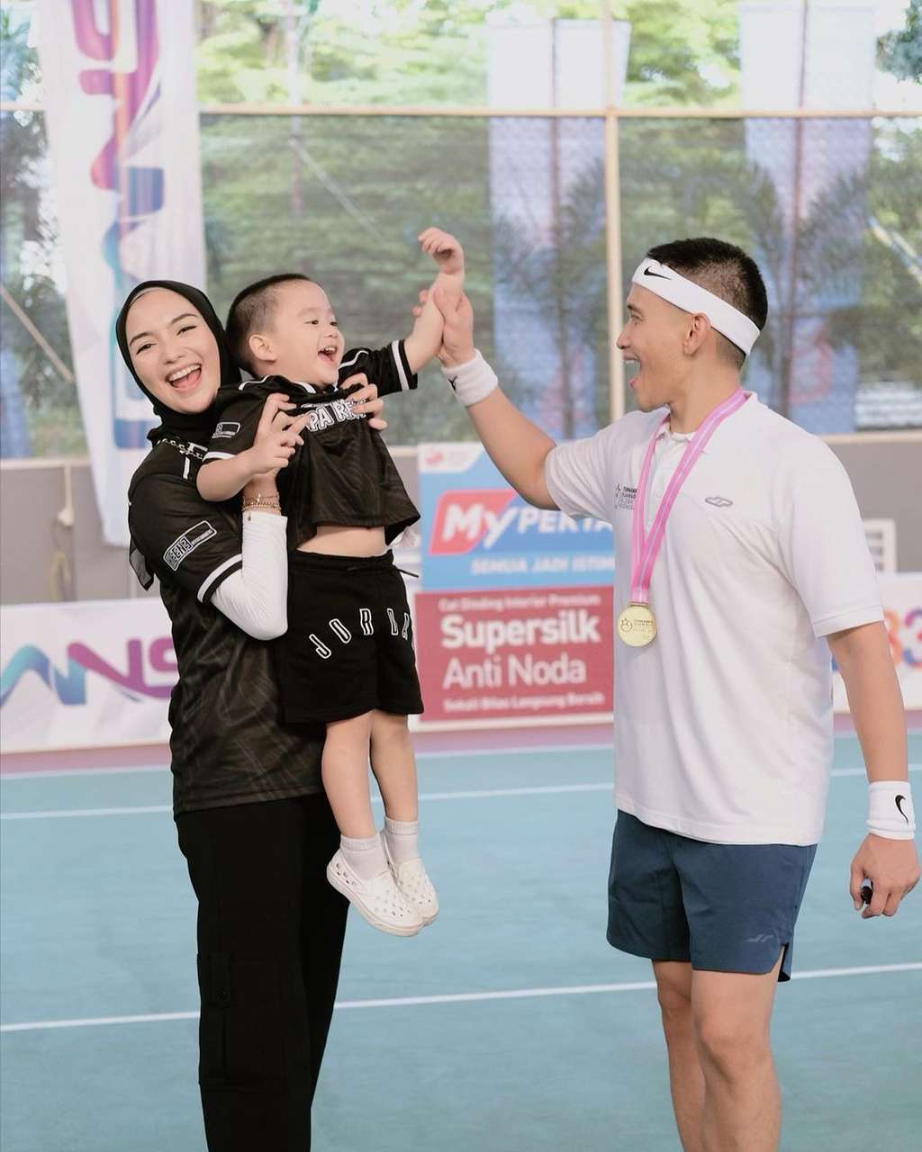 Bucin Banget! Potret Rezky Aditya Pakai Baju 'Punya Ciki'