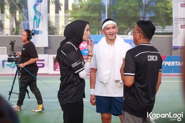Bucin Banget! Potret Rezky Aditya Pakai Baju 'Punya Ciki'