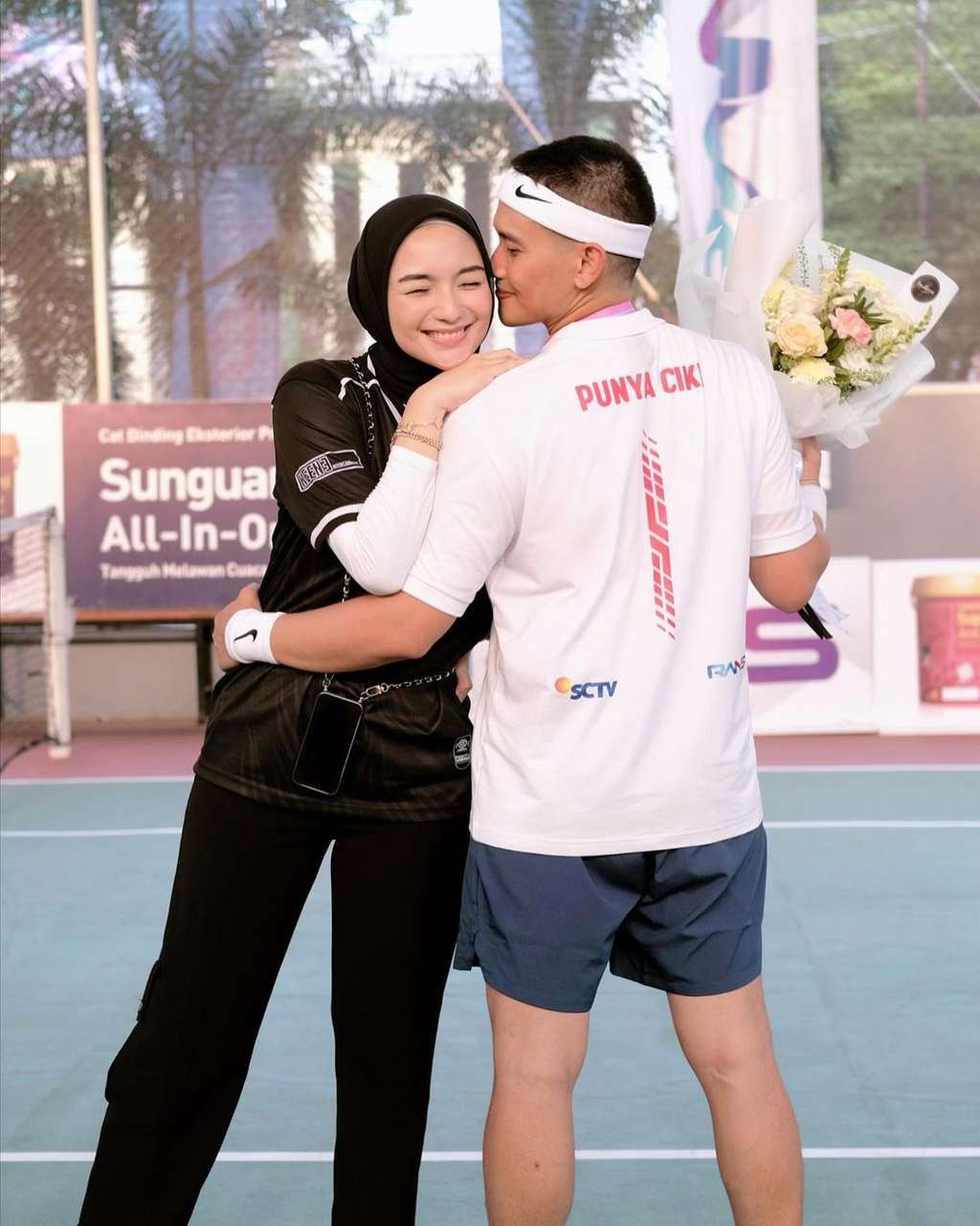 Bucin Banget! Potret Rezky Aditya Pakai Baju 'Punya Ciki'