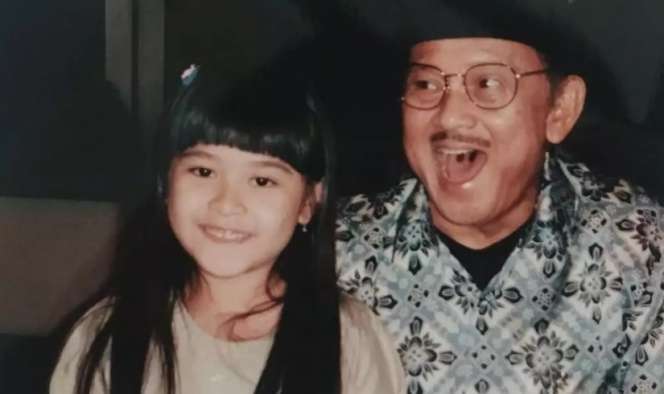 Potret Lawas Artis Foto Bareng Seleb Idolanya Sebelum Terkenal, Kini Penampilannya Berubah Drastis