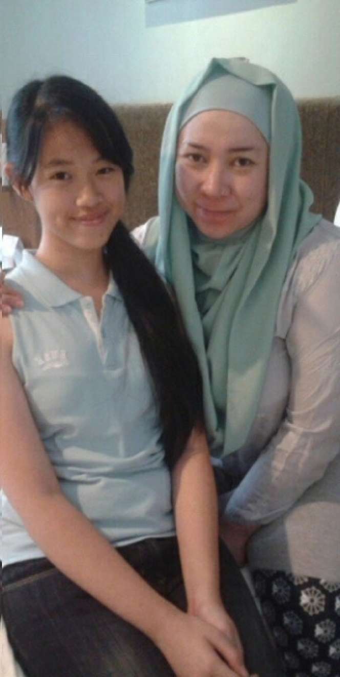 Potret Lawas Artis Foto Bareng Seleb Idolanya Sebelum Terkenal, Kini Penampilannya Berubah Drastis