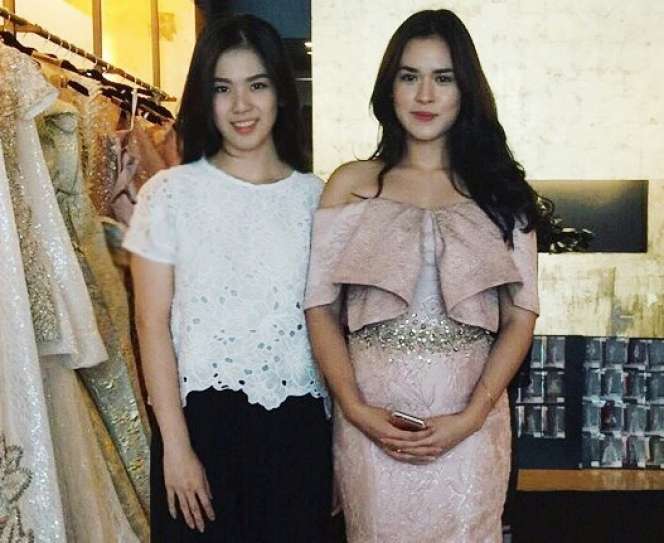 Potret Lawas Artis Foto Bareng Seleb Idolanya Sebelum Terkenal, Kini Penampilannya Berubah Drastis