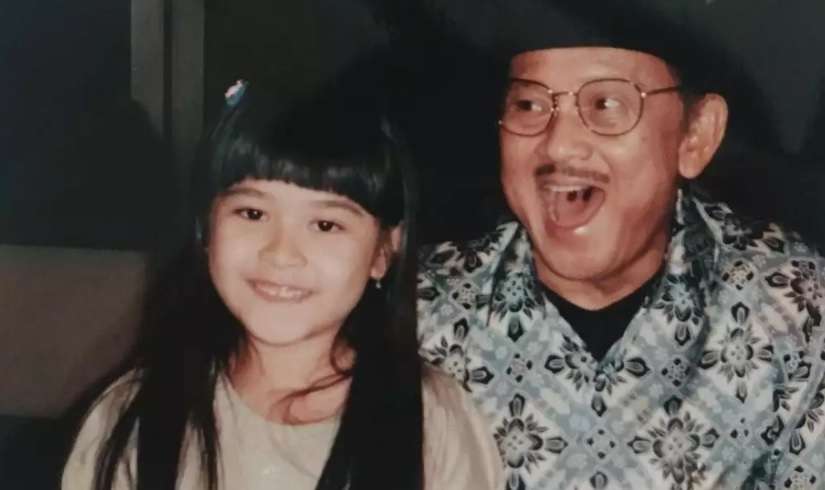 Potret Lawas Artis Foto Bareng Seleb Idolanya Sebelum Terkenal, Kini Penampilannya Berubah Drastis