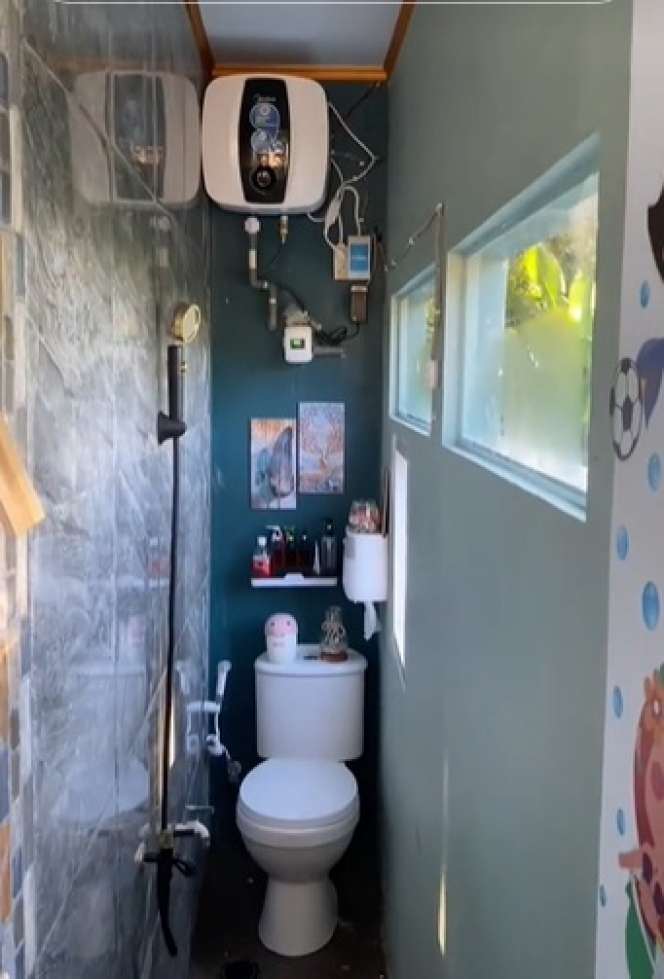 Nekat Bikin Kamar Mandi di Lahan Super Sempit, Hasilnya Malah Kayak Gini…
