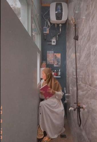 Nekat Bikin Kamar Mandi di Lahan Super Sempit, Hasilnya Malah Kayak Gini…