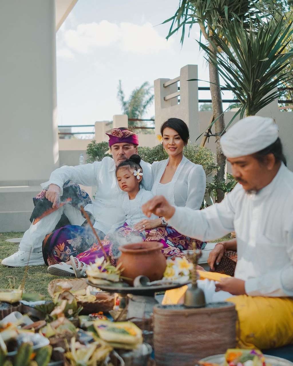 10 Potret Farah Quinn Gelar Ritual Melaspas untuk Vila Baru, Mewahnya Bak Negeri Dongeng!