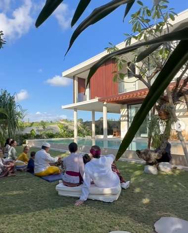 10 Potret Farah Quinn Gelar Ritual Melaspas untuk Vila Baru, Mewahnya Bak Negeri Dongeng!