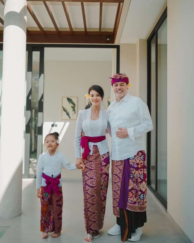 10 Potret Farah Quinn Gelar Ritual Melaspas untuk Vila Baru, Mewahnya Bak Negeri Dongeng!