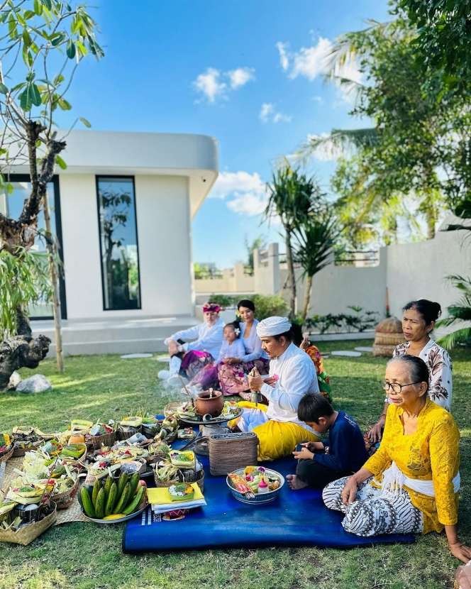 10 Potret Farah Quinn Gelar Ritual Melaspas untuk Vila Baru, Mewahnya Bak Negeri Dongeng!